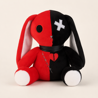 Peluche lapin gothique rouge et noir spooky sur fond ivoire - vue principale