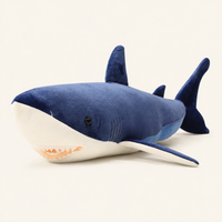 Grande peluche coussin requin bleu, fond ivoire