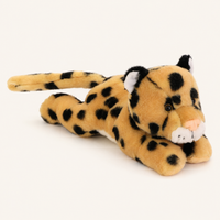 Mini peluche léopard tachetée couchée sur fond ivoire - vue principale