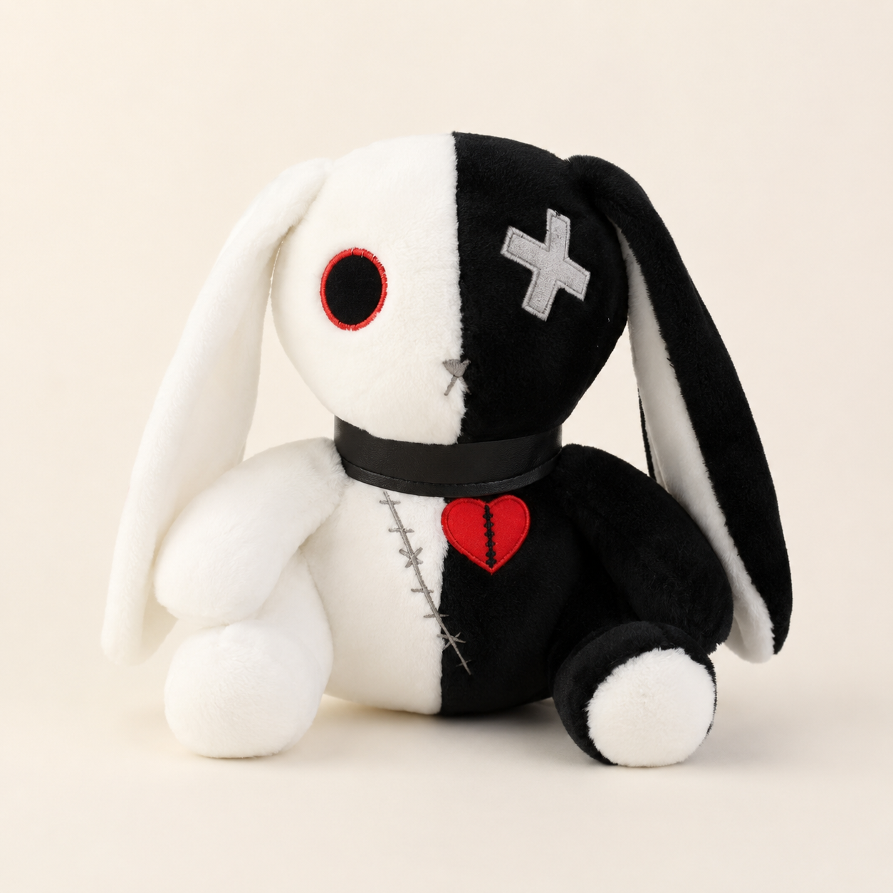 Peluche lapin gothique blanc et noir spooky sur fond ivoire - vue principale