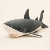 Grande peluche coussin requin gris, fond ivoire