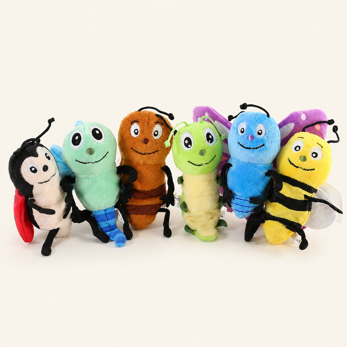 Set de 6 marionnettes à doigt peluche insectes, vue principale sur fond ivoire