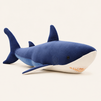 Peluche requin bleu vue de côté, fond ivoire