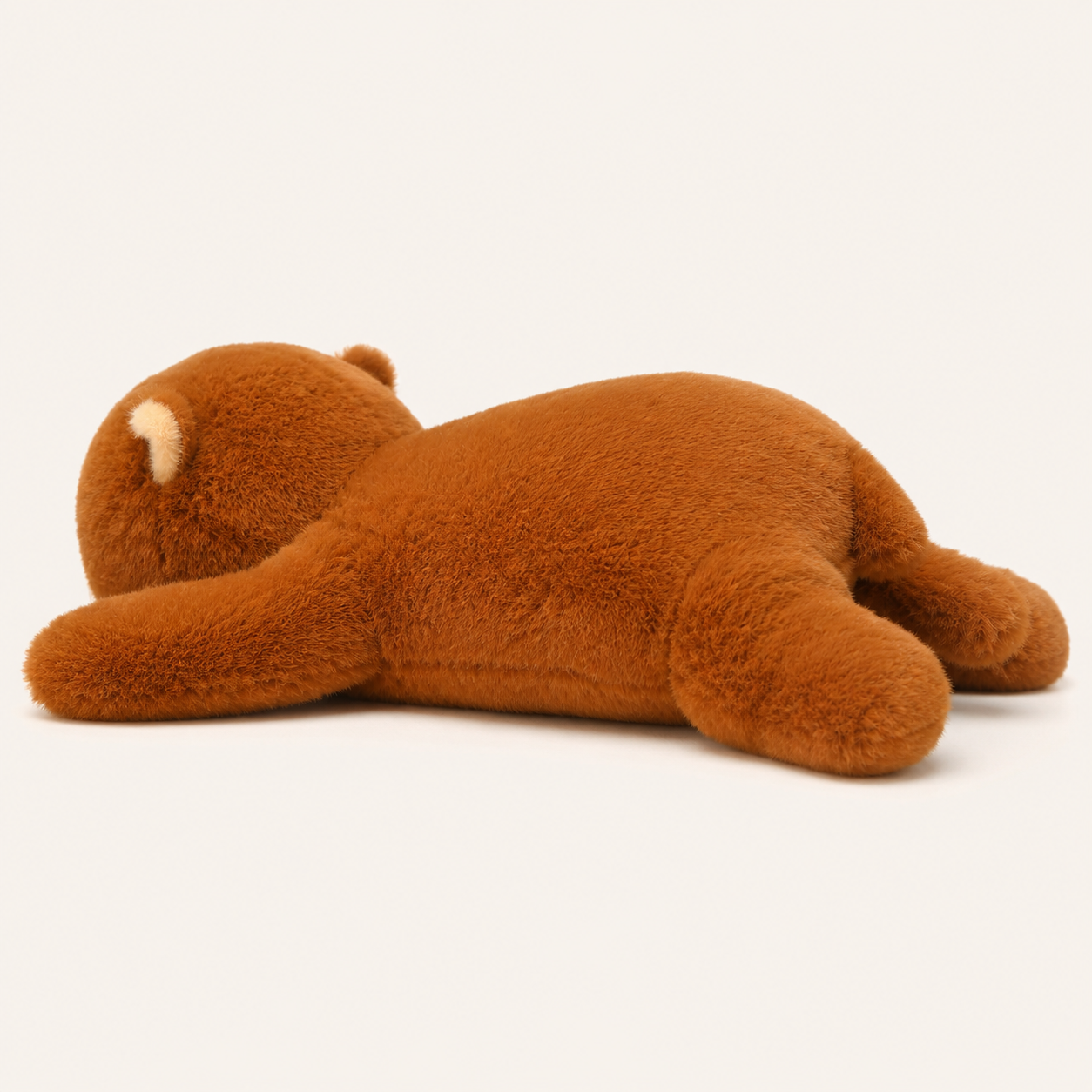 Coussin peluche ours brun couché, autre angle - Royaume Peluche