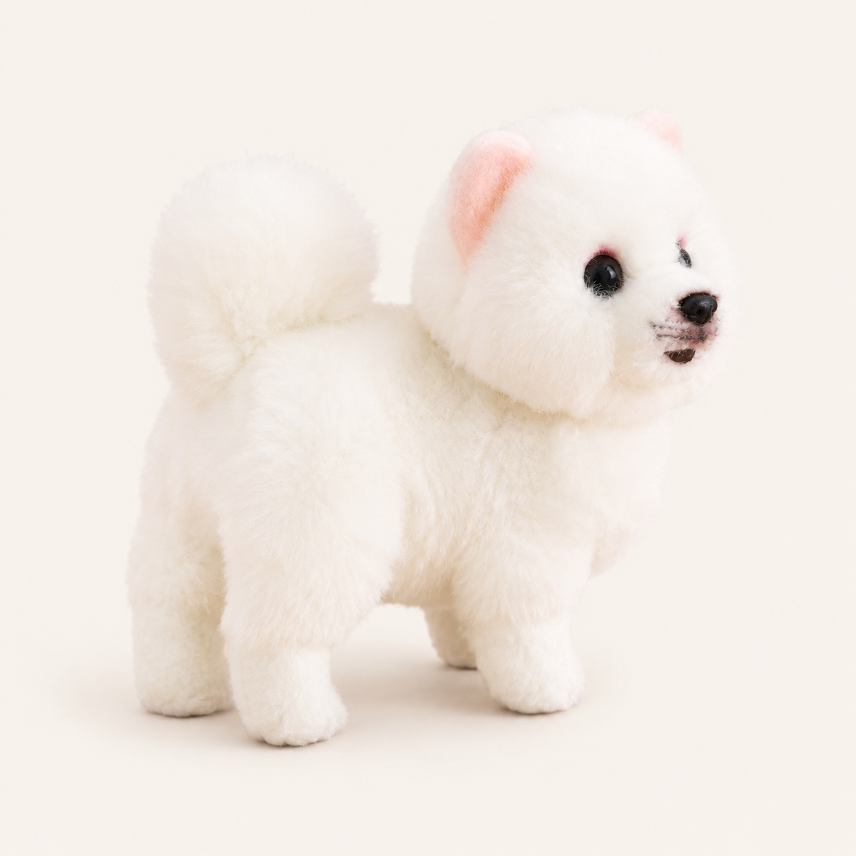 Peluche poméranien blanc vue de profil sur fond ivoire