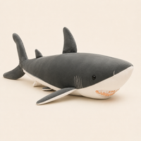 Peluche requin gris vue de côté, fond ivoire