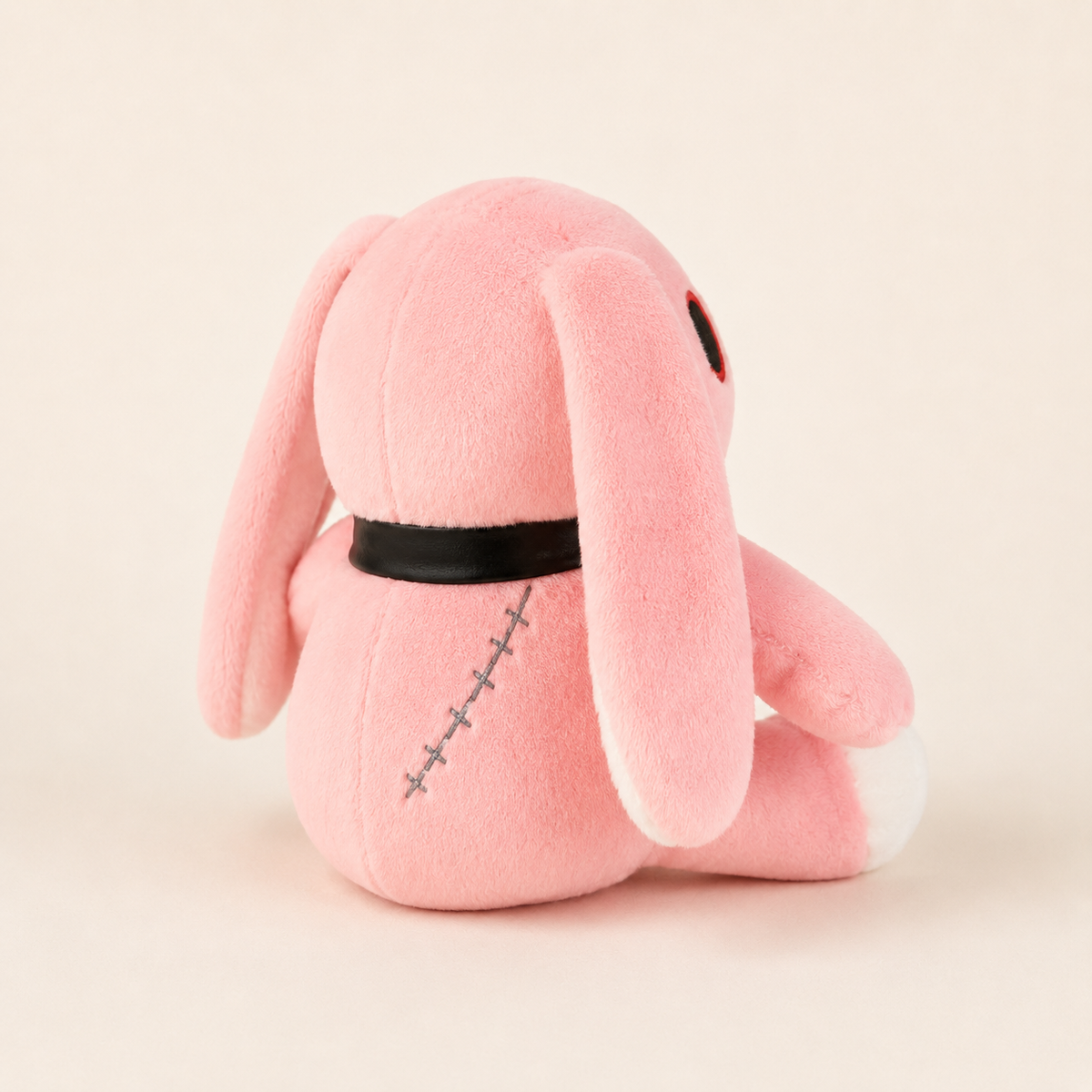 Peluche lapin gothique rose - vue de profil