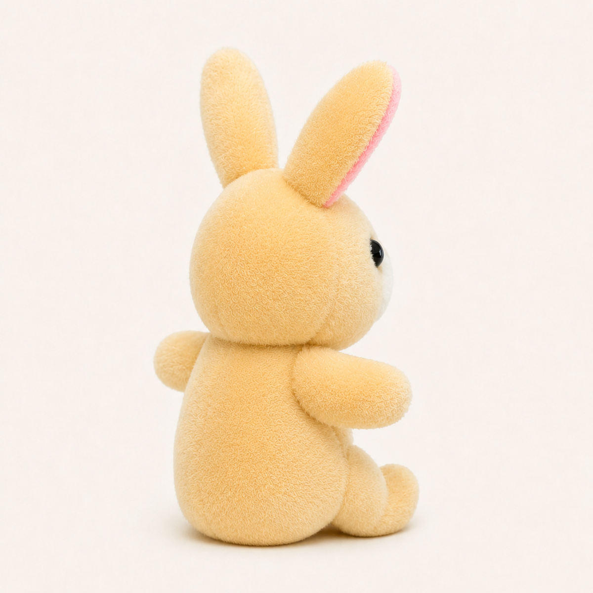 Marionnette à doigt lapin peluche vue de trois quarts