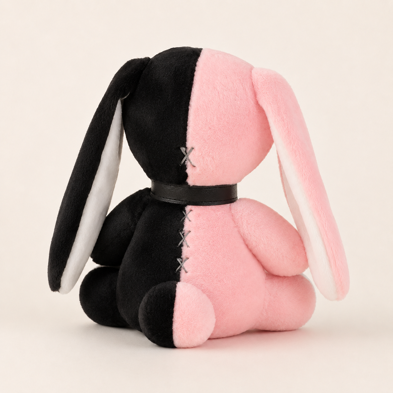 Peluche lapin gothique rose et noir - vue de dos