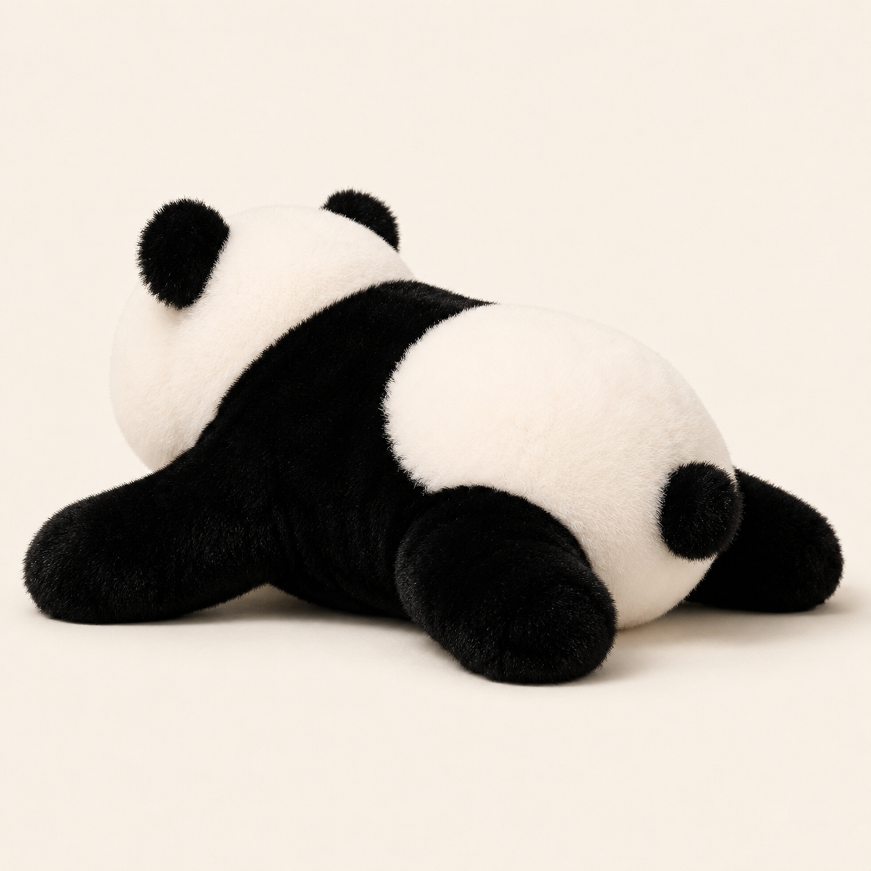 Coussin peluche panda couché, autre angle - Royaume Peluche