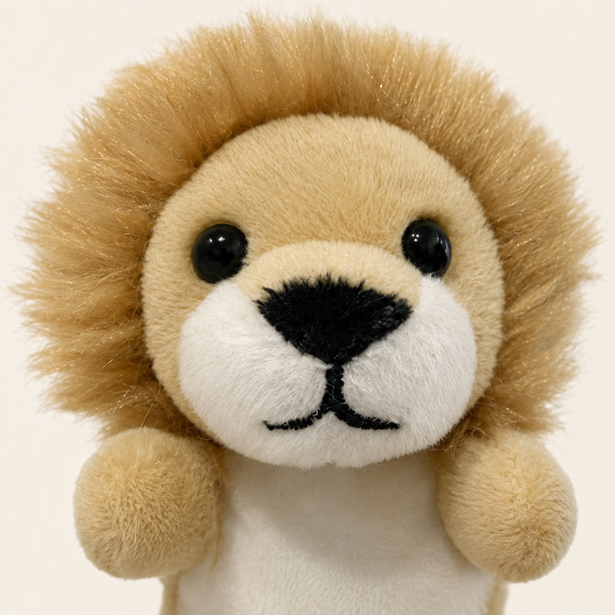 Marionnette à doigt peluche lion, gros plan du visage