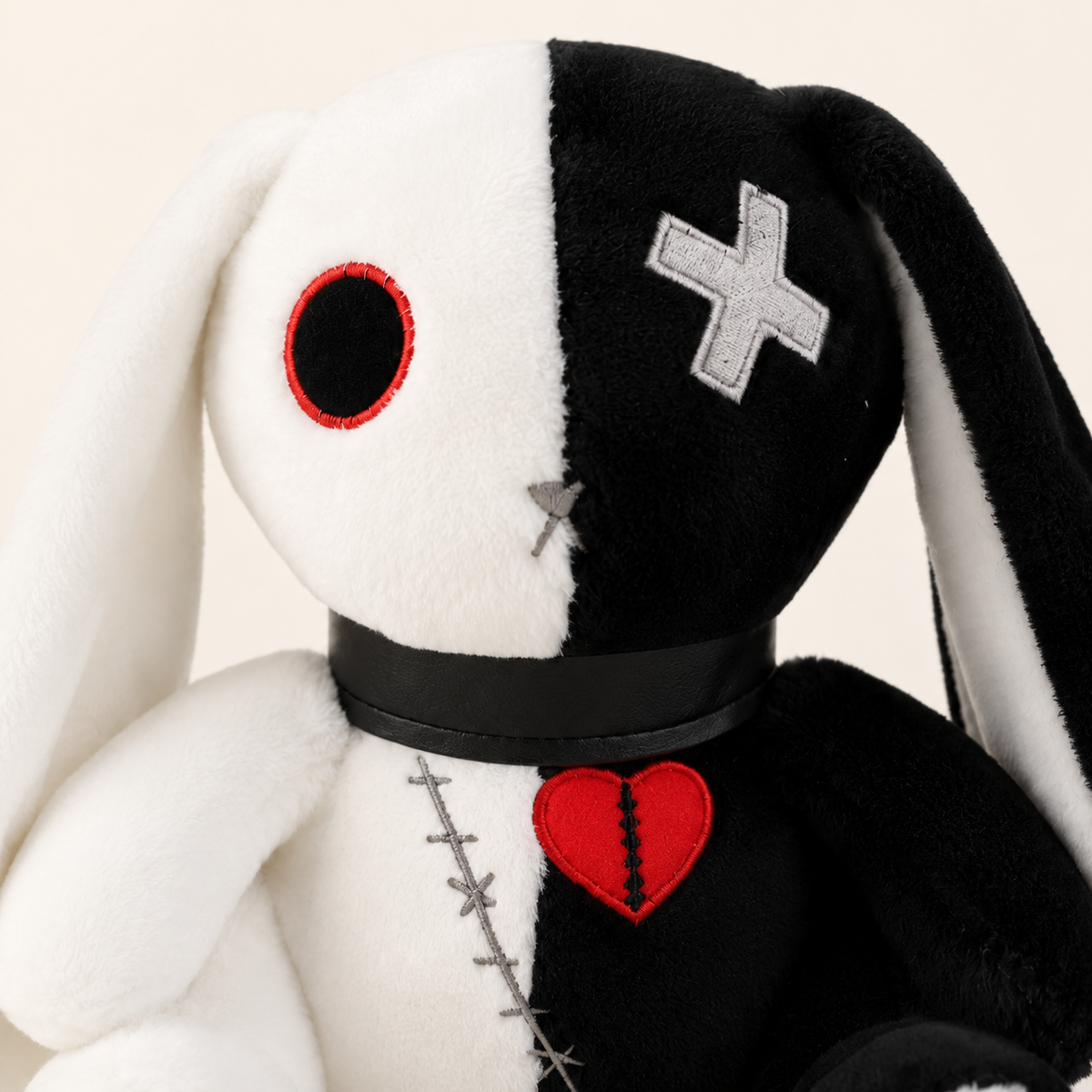 Peluche lapin gothique blanc et noir - détail patch croix et coeur