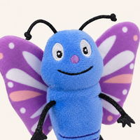 Gros plan sur le papillon peluche et ses ailes