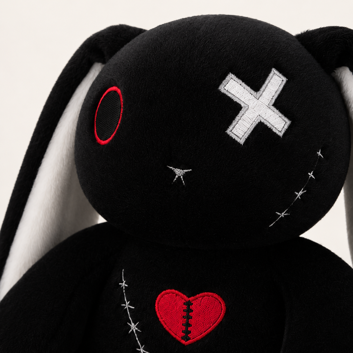 Peluche lapin gothique noir - détail patch croix et coeur brisé