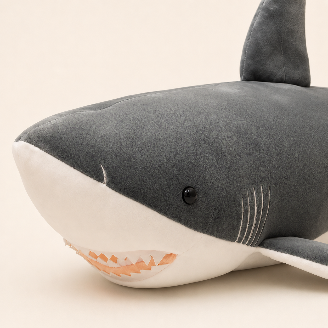 Détail tête peluche requin gris