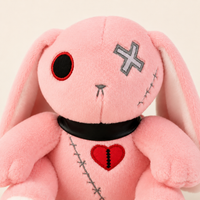 Peluche lapin gothique rose - détail patch croix et coeur cousu