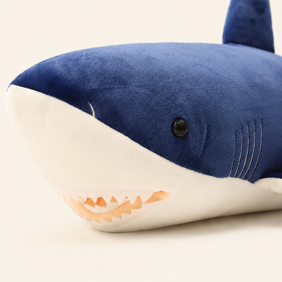 Détail tête peluche requin bleu