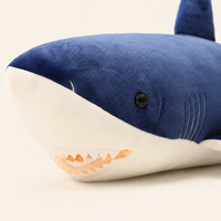 Détail tête peluche requin bleu