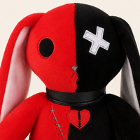 Peluche lapin gothique rouge et noir - détail patch croix et coeur