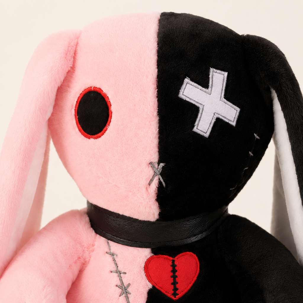Peluche lapin gothique rose et noir - détail patch croix et coeur