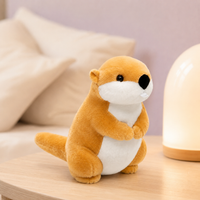 Peluche marmotte en situation sur une table de chevet