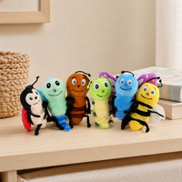 Set de marionnettes à doigt peluche insectes en situation sur une étagère