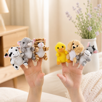 Marionnettes à doigt peluche portées sur les doigts en situation