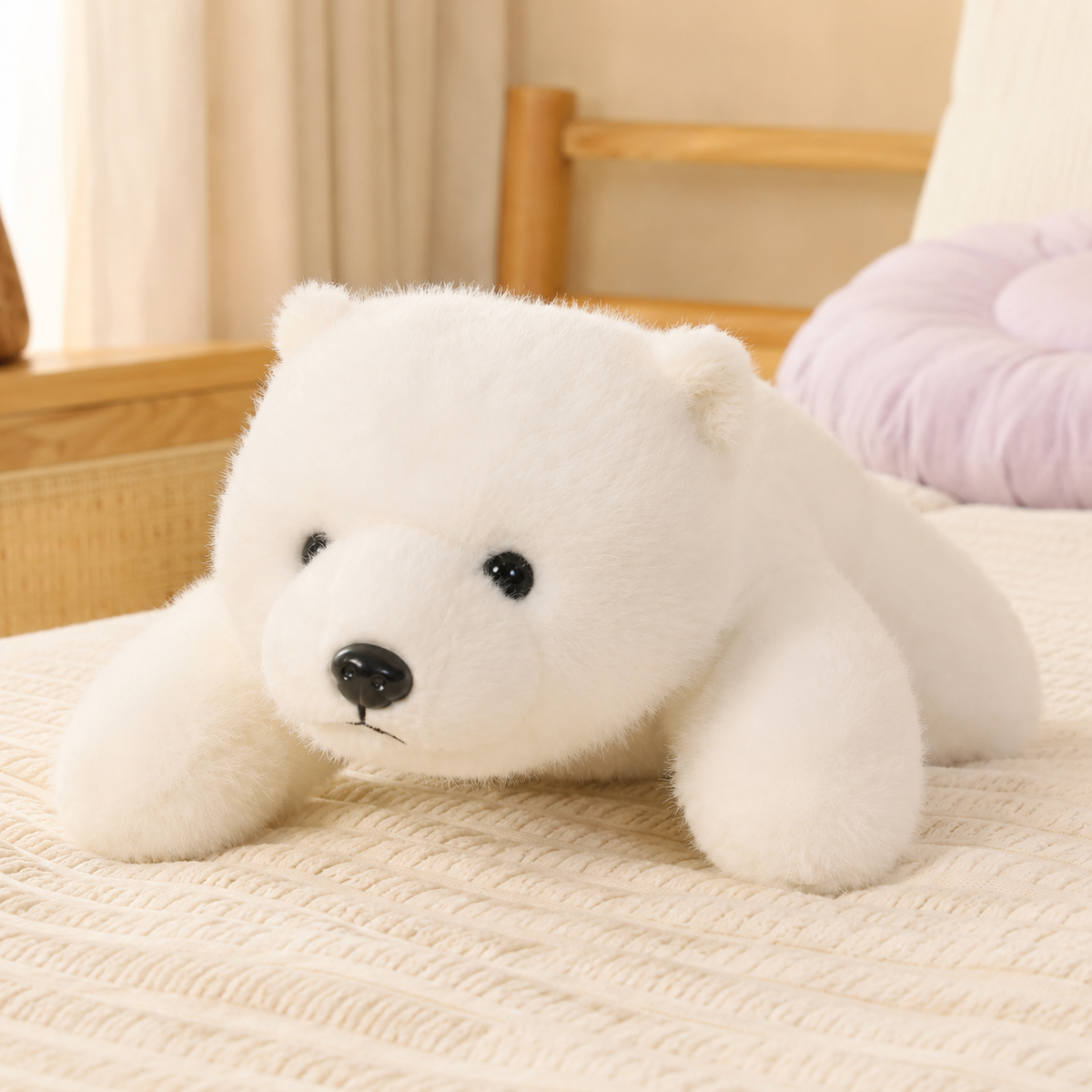 Coussin peluche ours polaire, mise en situation lit - Royaume Peluche