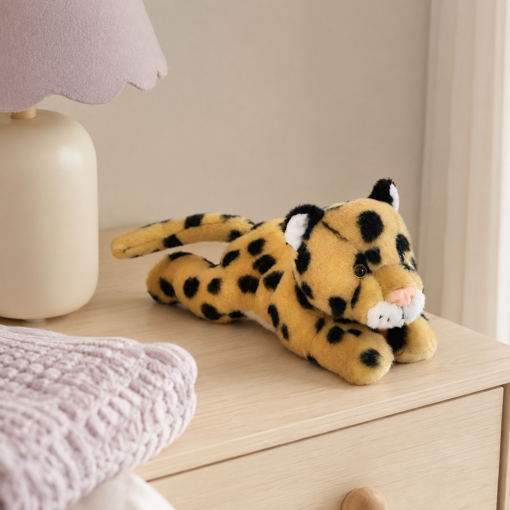 Mini peluche léopard en mise en situation sur une commode