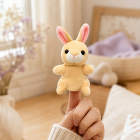 Marionnette à doigt lapin portée sur un doigt en situation