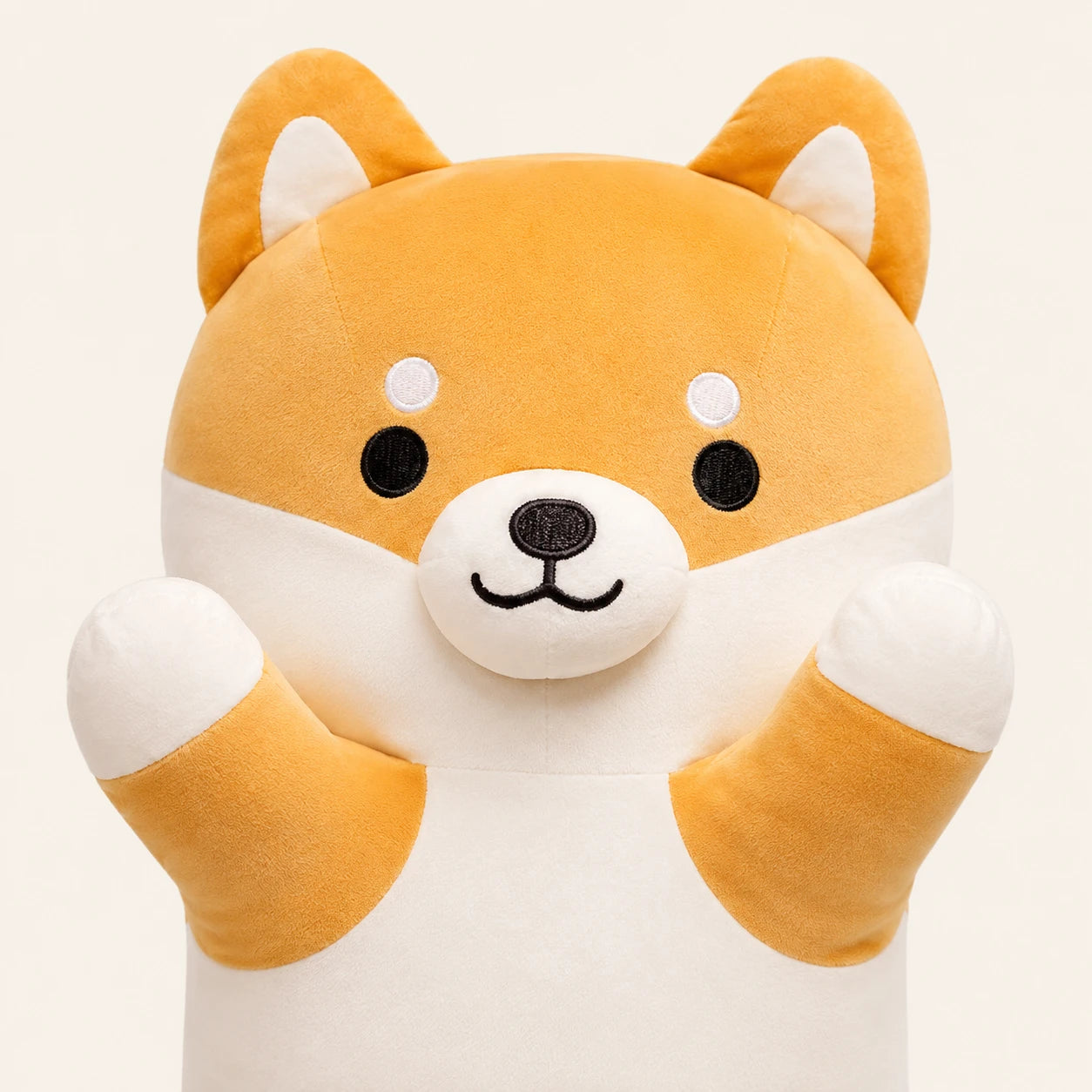 Gros plan sur le visage du coussin peluche Shiba Inu