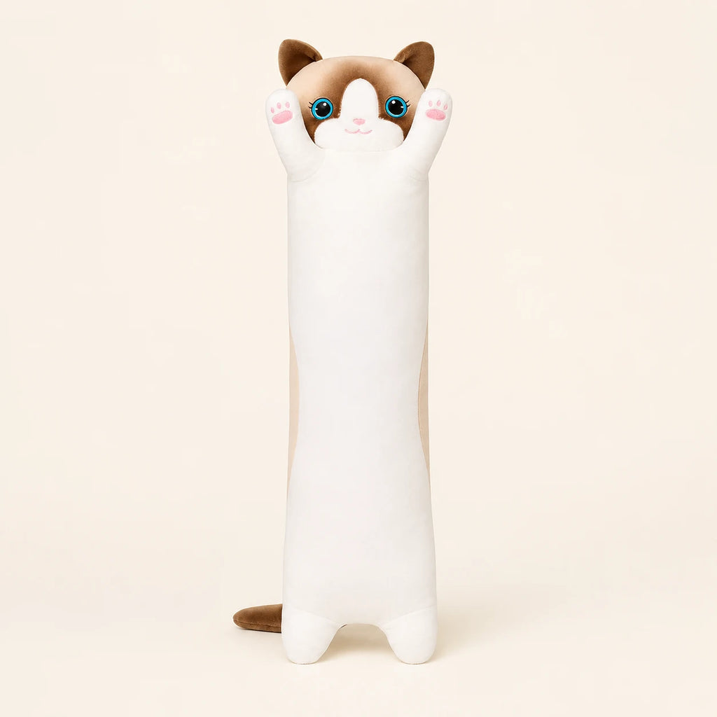 Coussin peluche chat allongé, vue de face