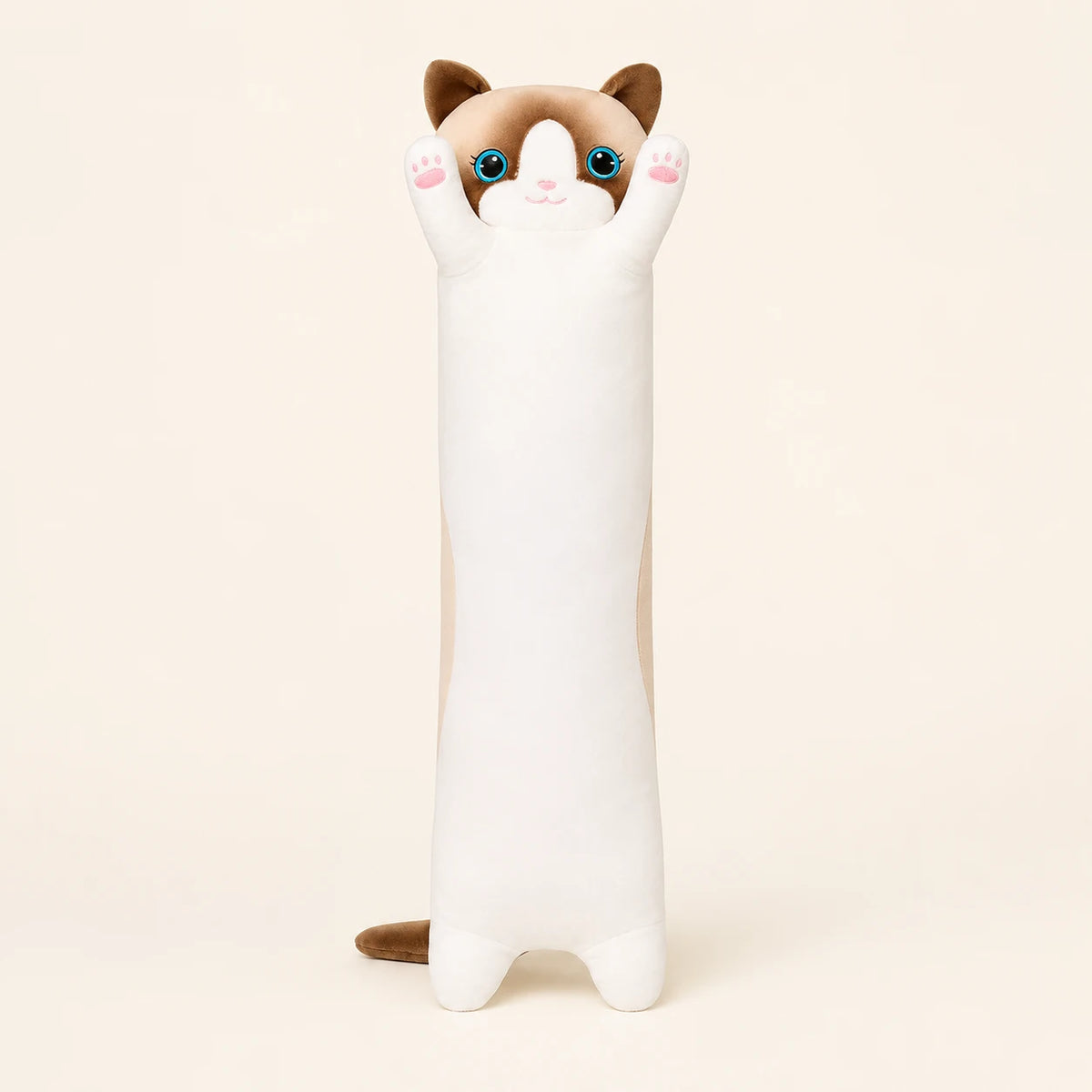 Coussin peluche chat allongé, vue de face