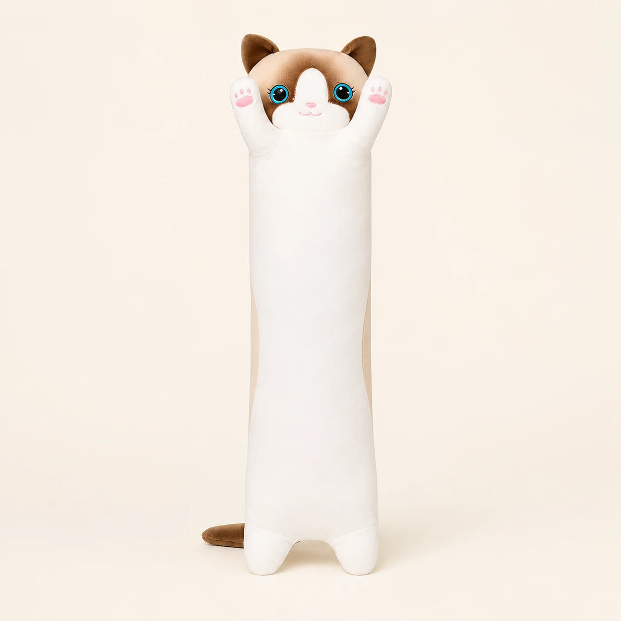Coussin peluche chat allongé, vue de face