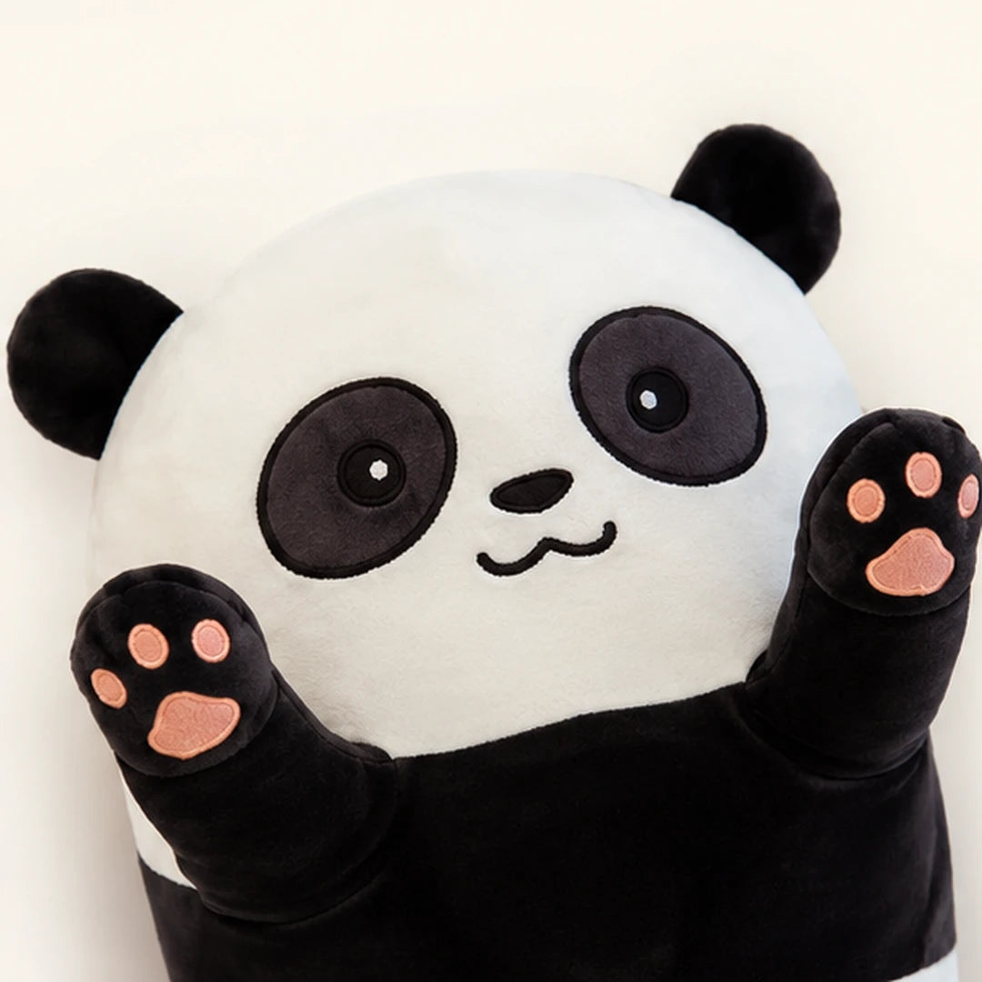 Gros plan sur le visage du coussin peluche panda