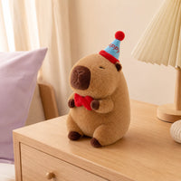 Peluche capybara posée sur une commode dans une chambre douce
