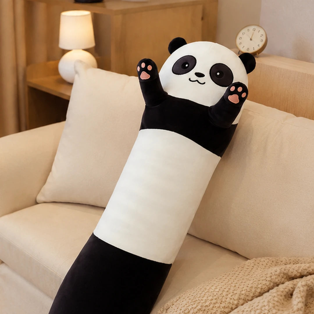 Coussin peluche panda posé sur un canapé