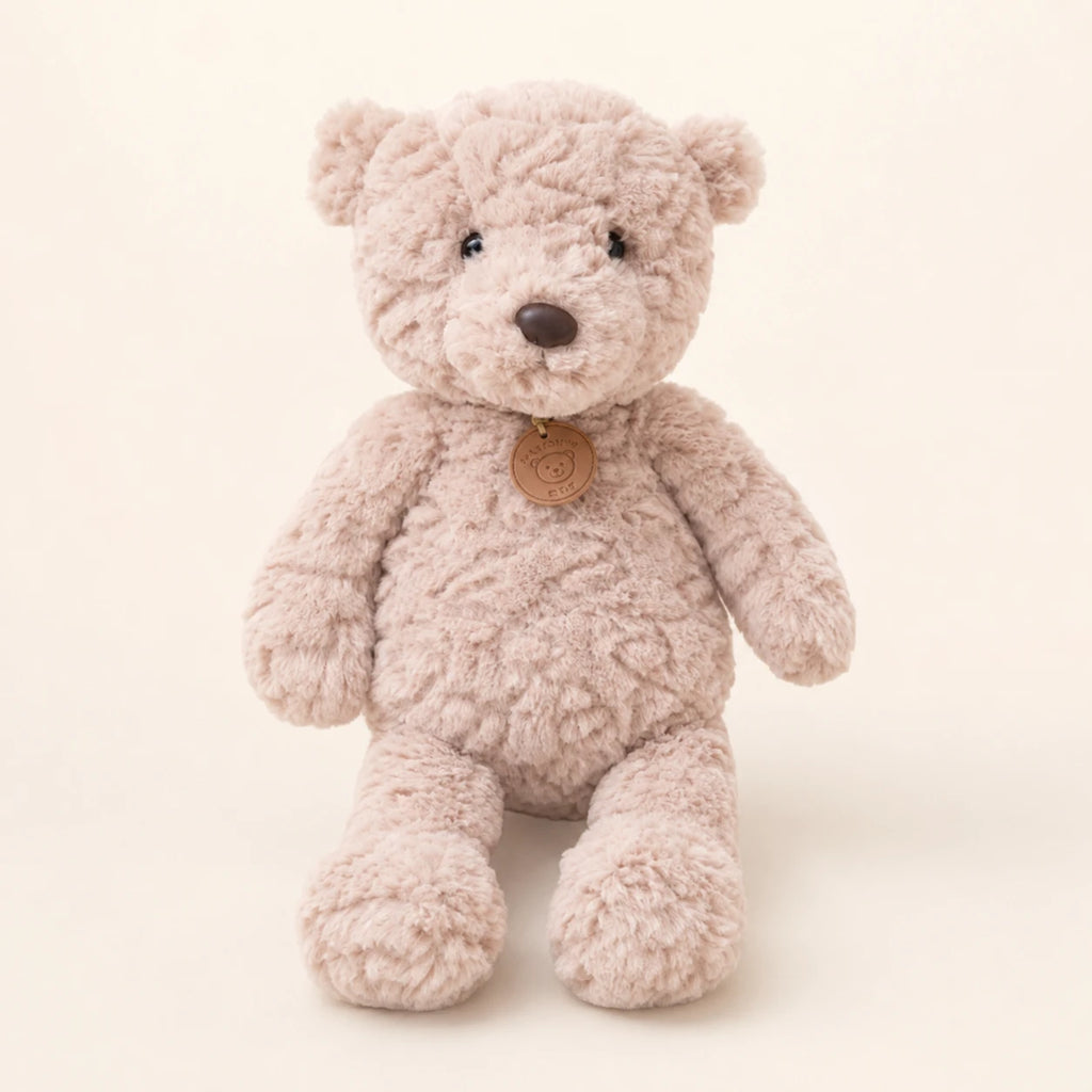 Peluche ours brun clair à longues pattes, vue de face sur fond ivoire