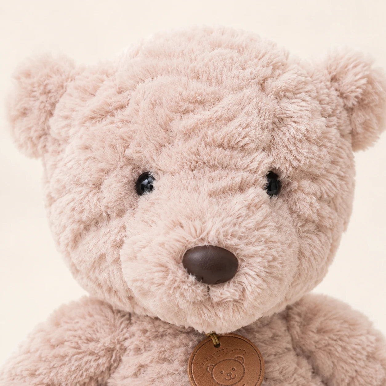 Gros plan sur le visage et l'étiquette de la peluche ours
