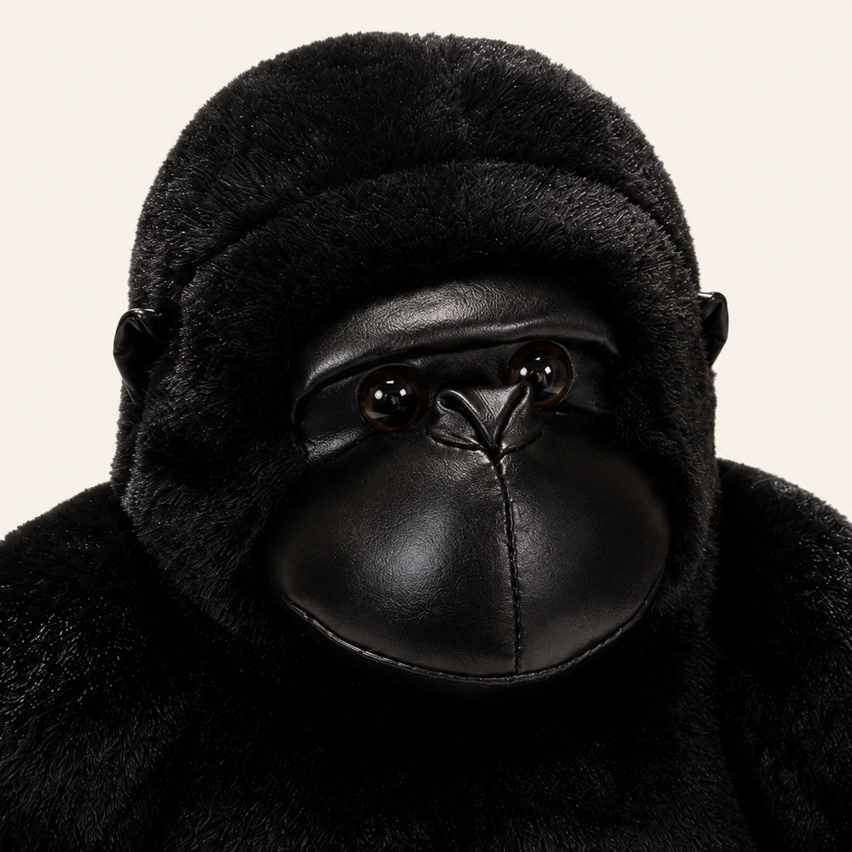 Gros plan sur le visage de la peluche gorille