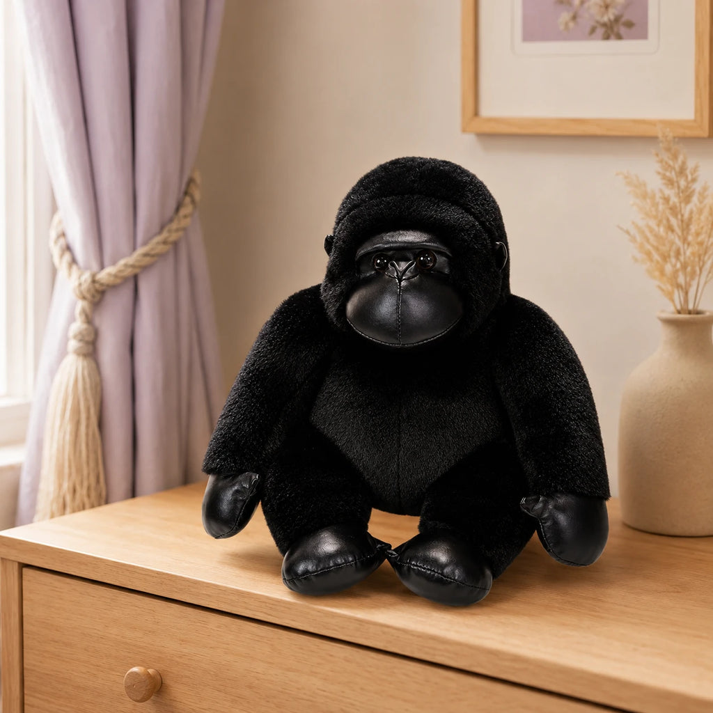 Peluche gorille posée sur une commode