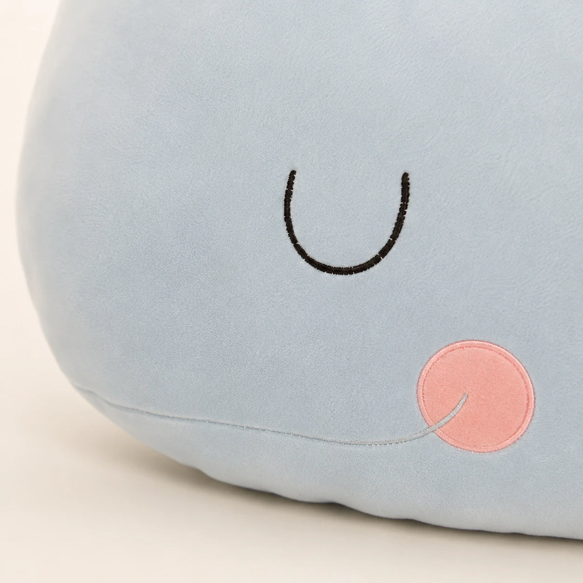 Gros plan sur le visage du coussin peluche baleine