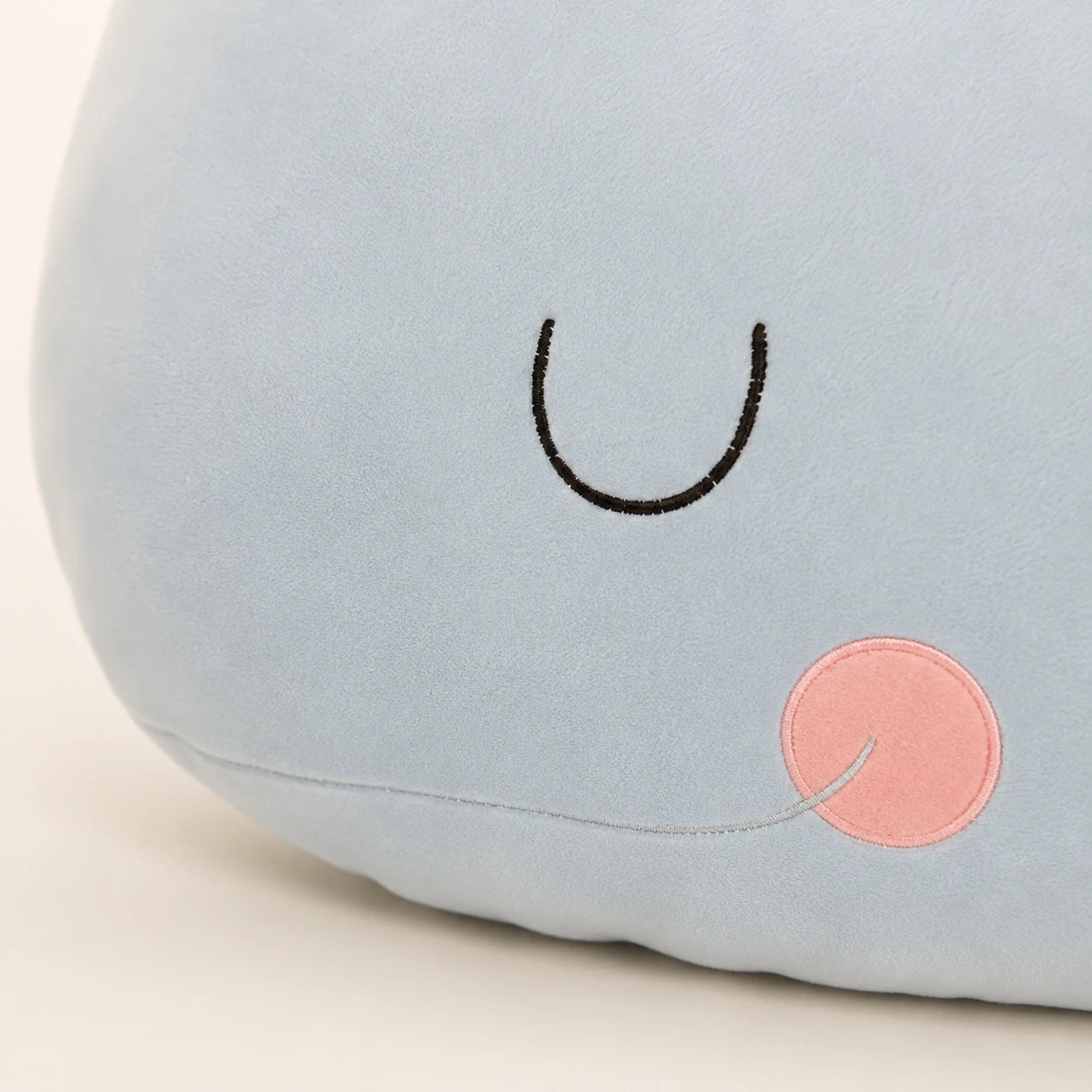 Gros plan sur le visage du coussin peluche baleine