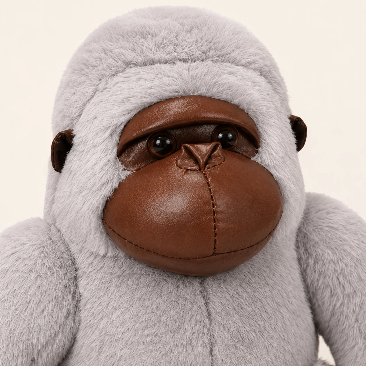 Gros plan sur le visage de la peluche orang-outan