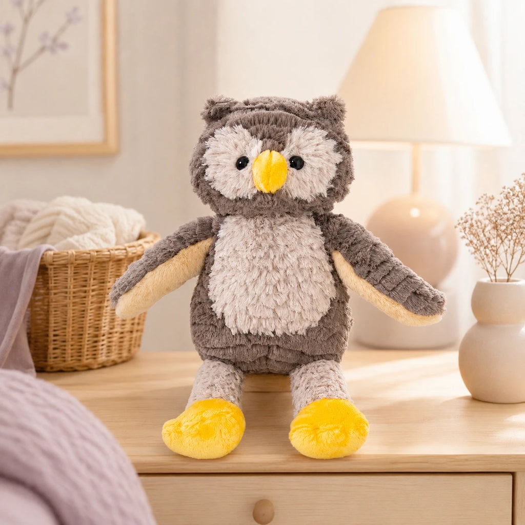 Peluche hibou posée sur une commode dans une chambre chaleureuse