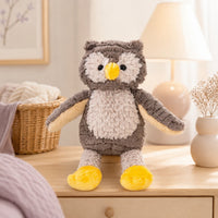Peluche hibou posée sur une commode dans une chambre chaleureuse