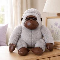Peluche orang-outan posée sur une commode