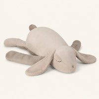 Grande peluche lapin gris couchée à longues oreilles, coussin à câliner, vue de face, environ 90 à 120 cm, fond ivoire