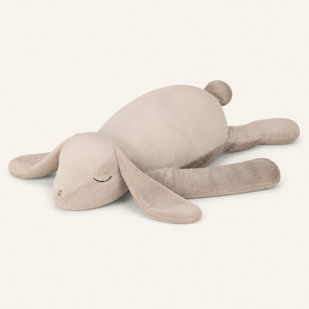 Grande peluche lapin gris couchée, autre angle, fond ivoire