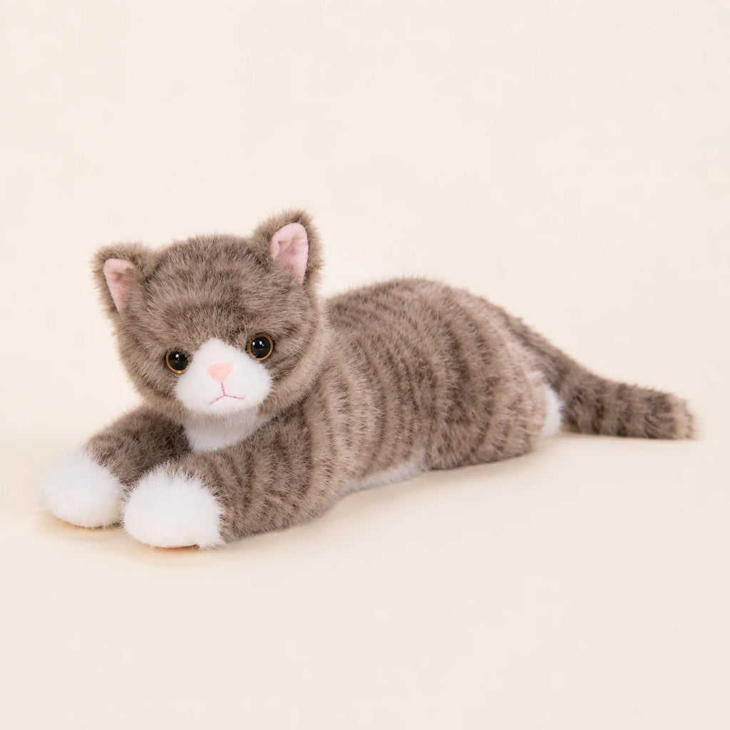 Peluche chat realiste gris, autre angle sur fond ivoire